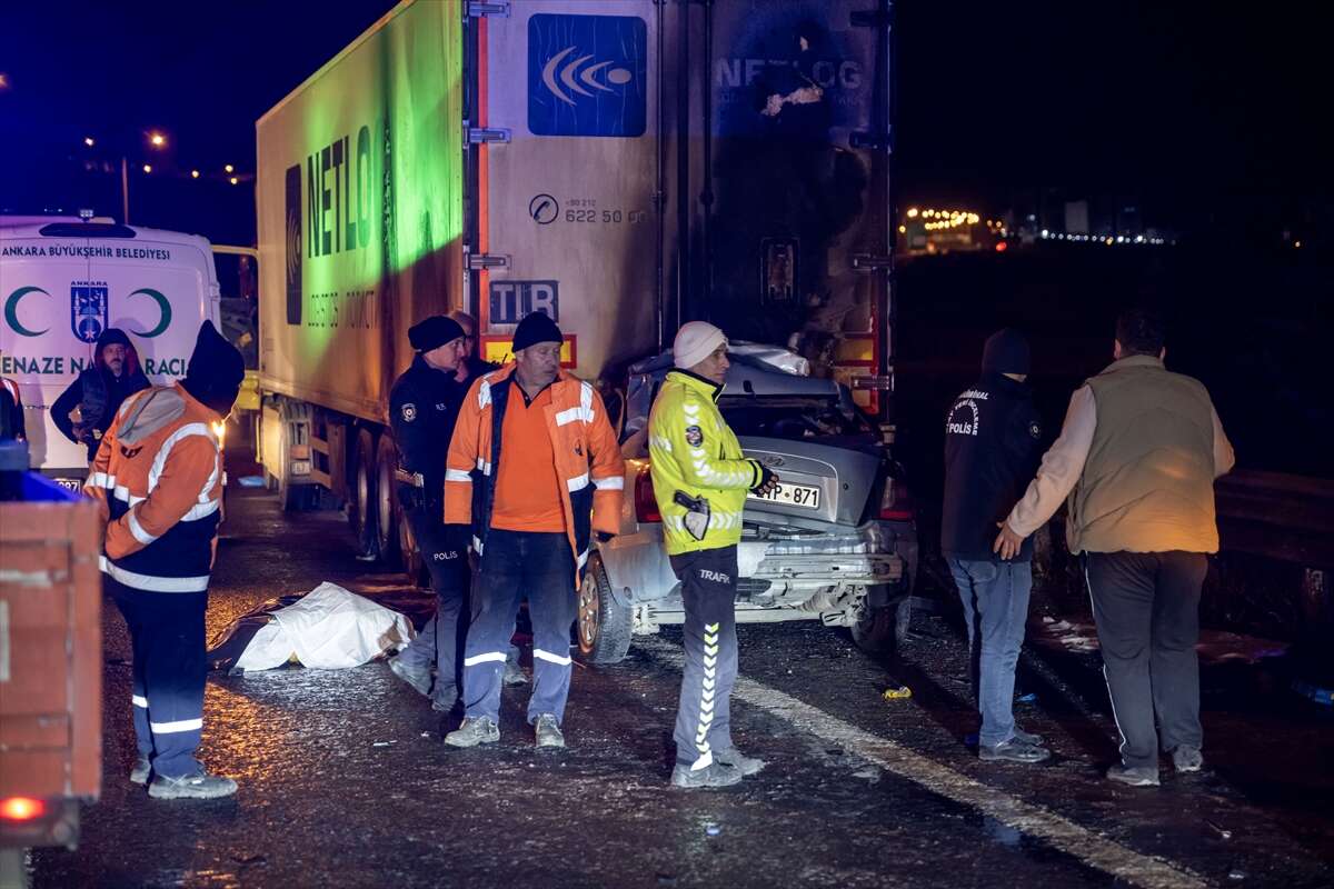 Trafikte facia! TIR’a çarpan otomobil alev aldı, sürücü öldü 2